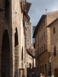 082-2011-07-21-Smalle-straatjes-in-San-Gimignano